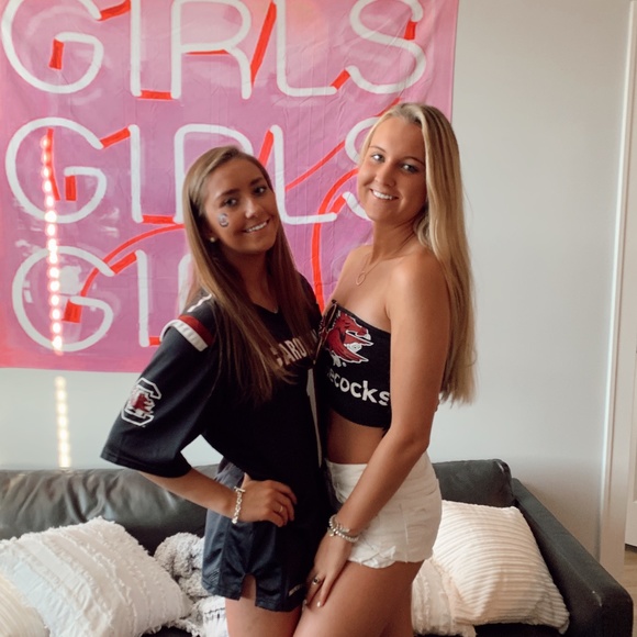 Meet your Posher, Caroline - Picture 1 of 1